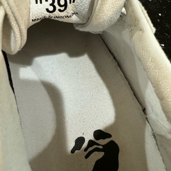 Off-white white sneaker tennis shoes with pink arrow logo - Picture 5 of 6